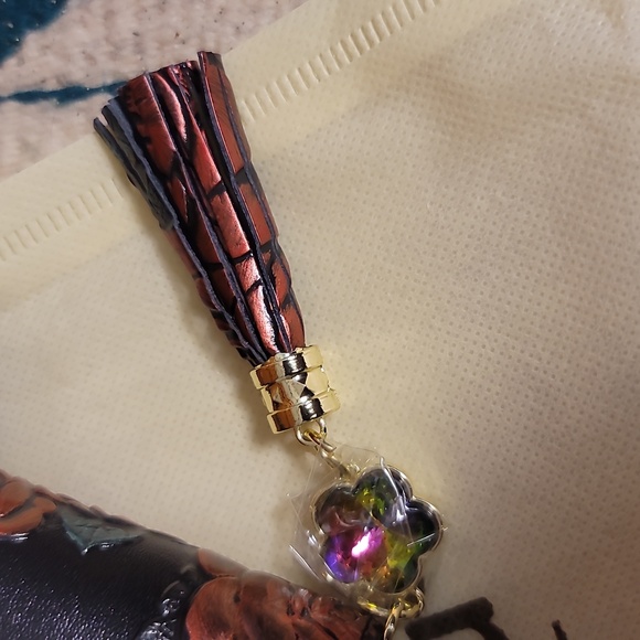 Leather embossed painted leather wallet multi slot with crystal accessory - Picture 4 of 5